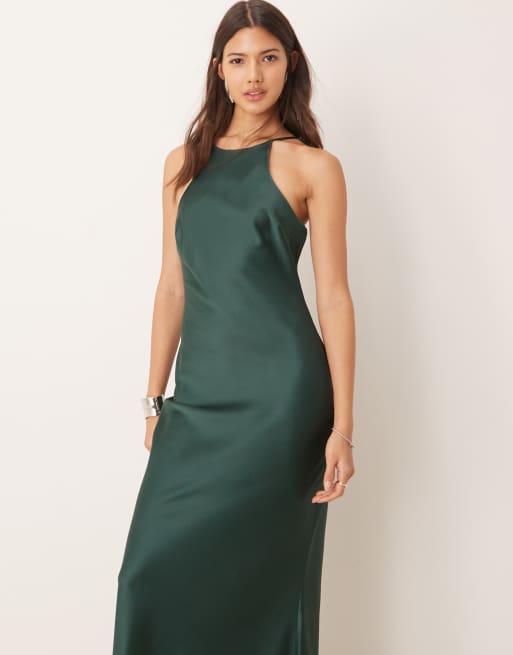 ASOS DESIGN Satin Maxikleid in intensivem Grun mit Ringer Rucken und schrag geschnittenem Saum ASOS