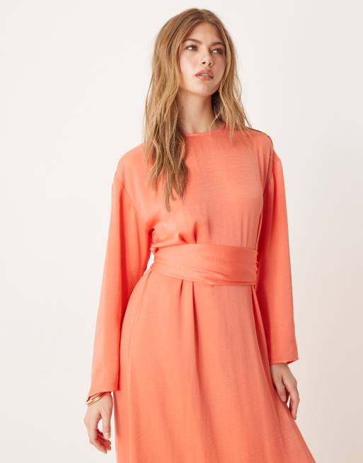 ASOS DESIGN – Satin-Maxikleid in leuchtendem Pfirsich mit gebundener Rückseite, 2 von 4