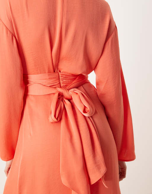 ASOS DESIGN – Satin-Maxikleid in leuchtendem Pfirsich mit gebundener Rückseite, 3 von 4