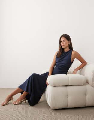 ASOS DESIGN - Satin-Maxikleid in Marineblau mit drapiertem Oberteil und Wasserfallausschnitt am Rücken