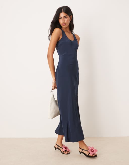 ASOS DESIGN – Satin-Maxikleid in Marineblau mit U-Ausschnitt