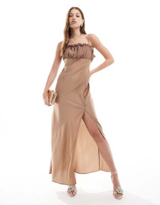 ASOS DESIGN - Satin-Maxikleid in Mokka mit abgesetztem Rüschenmieder und hohem Schlitz-Brown