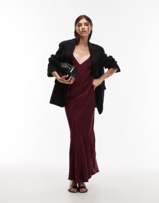 ASOS DESIGN - Satin-Maxikleid in Pflaume mit Spitzenbesatz und tiefem Ausschnitt-Lila