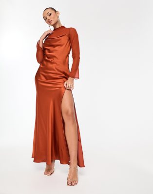 ASOS DESIGN - Satin-Maxikleid in Rost mit Wasserfalldetails und Chiffonlage-Brown