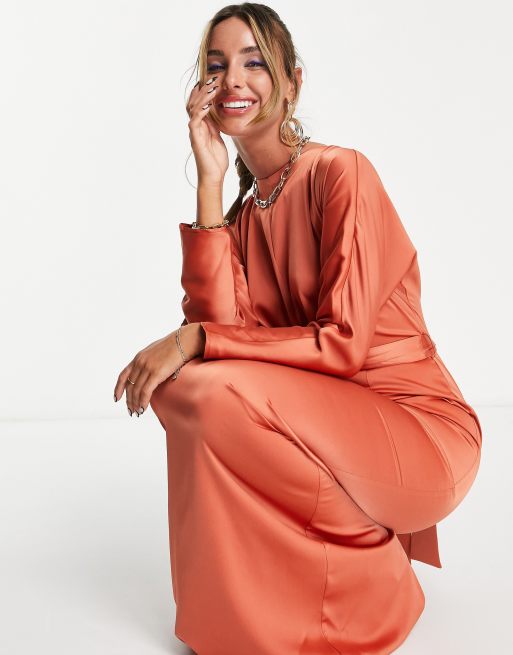 ASOS DESIGN – Satin-Maxikleid in Rostrot mit Fledermausärmeln und Wickeldesign in der Taille, 3 von 4
