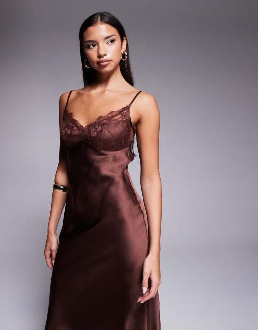 ASOS DESIGN – Satin-Maxikleid in Schokobraun mit Körbchen aus Spitze und Rückenausschnitt, 3 von 4