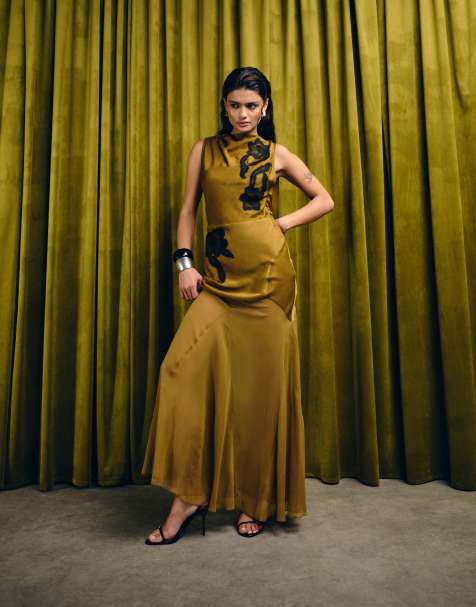 ASOS DESIGN – Satin-Maxikleid in Zimt mit drapierter Rückseite, Spitzenapplikation und Godets - view 1