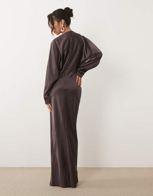 ASOS DESIGN Satin-Maxikleid mit Fledermausärmeln in Braun, 4 von 4