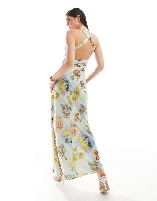 ASOS DESIGN – Satin-Maxikleid mit Postkartenprint, weitem Ausschnitt und überkreuzten Trägern hinten