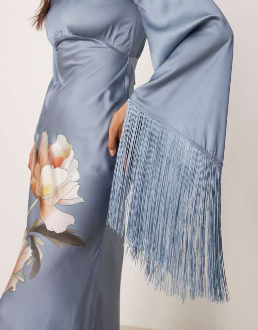 ASOS DESIGN – Satin-Maxikleid mit Schrägschnitt, Fransendetail an den Ärmeln, Blumenmotiv und drapiertem Ausschnitt, 3 von 4