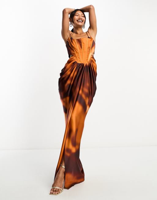 ASOS DESIGN – Satin-Maxikleid mit Stäbchen-Korsettoberteil mit Zierausschnitt sowie drapiertem Rock mit verschwommenem Print