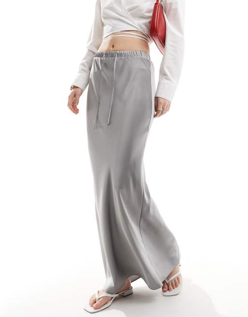 ASOS DESIGN – Satin-Maxirock in Rauchgrau mit asymmetrischem Schnitt mit Bindegürtel in der Taille