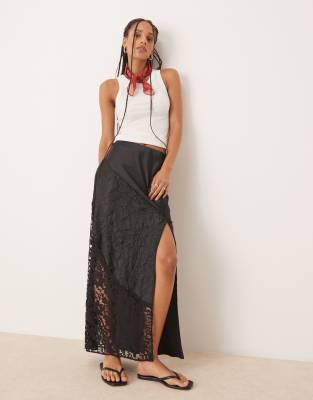 ASOS DESIGN - Satin-Maxirock in Schwarz mit Crinkle- und Spitzen-Struktur und hohem Beinschlitz