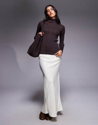 ASOS DESIGN - Satin-Maxirock in Winterweiß mit Schrägschnitt