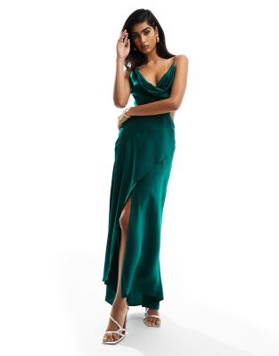 ASOS DESIGN - Satin-Midaxikleid in Dunkelgrün mit Wasserfallkragen, Zierausschnitt an der Taille und gestuftem Saum