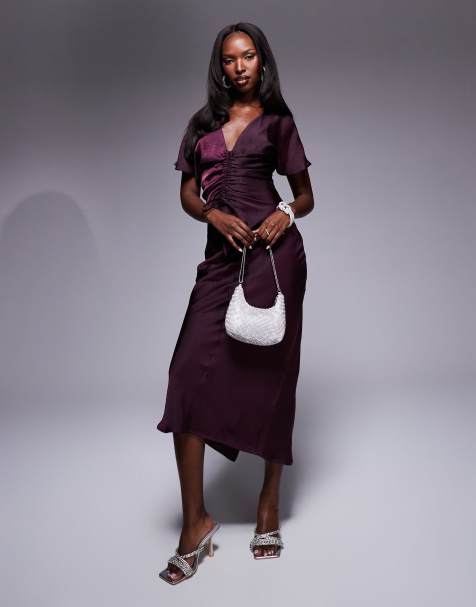 ASOS DESIGN – Satin-Midikleid in Beerenrot mit geraffter Vorderseite - view 1