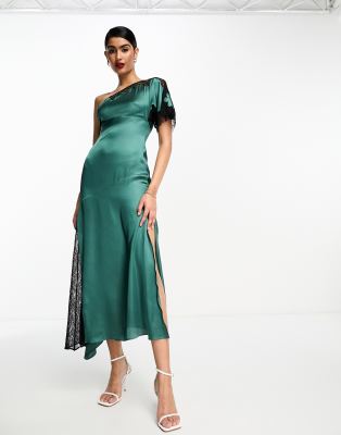 ASOS DESIGN - Satin-Midikleid in Dunkelgrün mit One-Shoulder-Ärmel, Schlitz und farblich abgesetzter Spitze