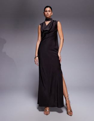 ASOS DESIGN - Satin-Midikleid in dunklem Schokobraun mit Wasserfallausschnitt, gebundenem Schaldetail und verdrehtem Rüc...