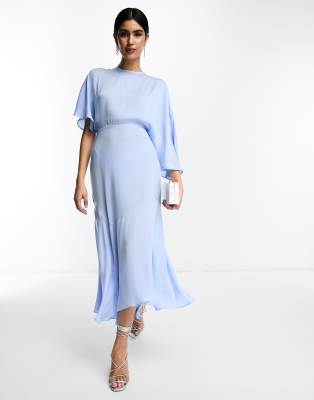 ASOS DESIGN - Satin-Midikleid in Hellblau mit Flatterärmeln und asymmetrischem Saum