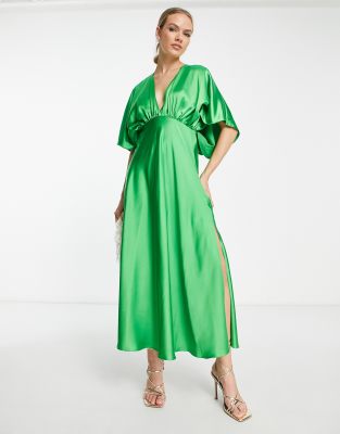 ASOS DESIGN - Satin-Midikleid in leuchtendem Grün mit Fledermausärmeln und Vorderseite mit V-Ausschnitt