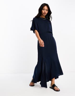 ASOS DESIGN - Satin-Midikleid in Marineblau mit Flatterärmeln und asymmetrischem Saum