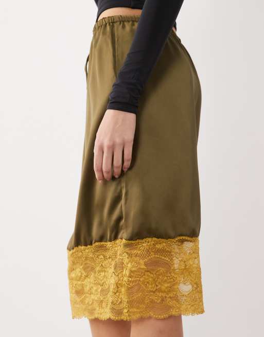 ASOS DESIGN Satin-Midirock im 90er-Jahre-Stil in Khaki und Ocker mit Spitzenbesatz, 4 von 5
