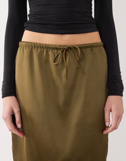 ASOS DESIGN Satin-Midirock im 90er-Jahre-Stil in Khaki und Ocker mit Spitzenbesatz, 5 von 5