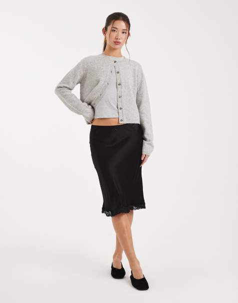 ASOS DESIGN – Satin-Midirock in Schwarz mit Spitzenborte - view 1