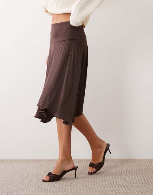 ASOS DESIGN Satin-Midirock mit spitz zulaufendem Saum in Schokobraun, 2 von 5