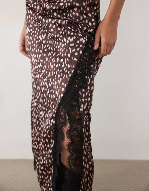 ASOS DESIGN Satin-Midirock mit Spitzeneinsatz, hohem Schlitz und Rehbraun-Print, 4 von 5