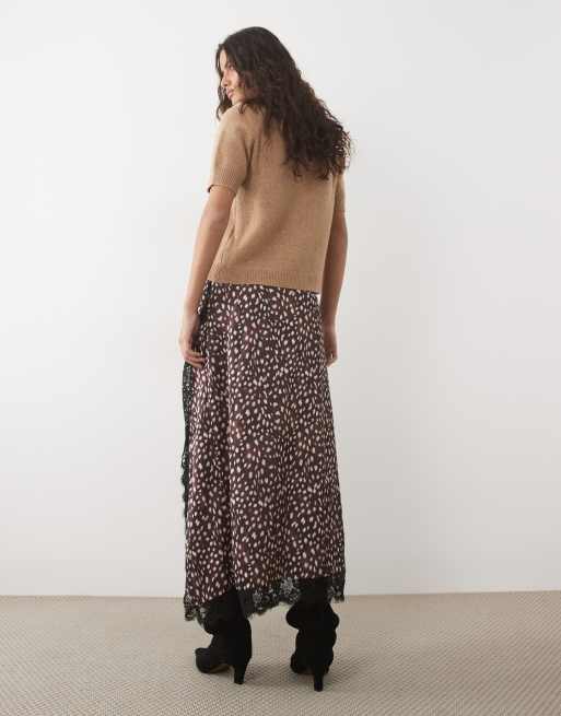 ASOS DESIGN Satin-Midirock mit Spitzeneinsatz, hohem Schlitz und Rehbraun-Print, 5 von 5