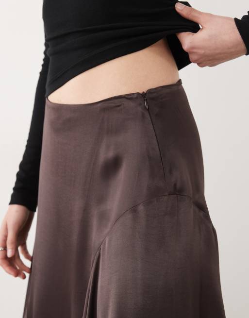 ASOS DESIGN Satin-Midirock mit Zipfelsaum und Spitzensaum in Schokobraun, 4 von 5