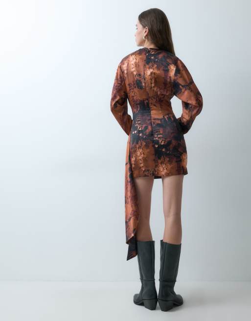 ASOS DESIGN satin minikjole med lange ærmer og bindebåndsdetalje i mørk rust med blomsterprint, 3 af 4
