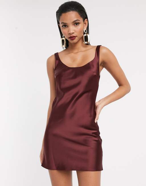 ASOS DESIGN – Satin-Minikleid in Blutrot mit Trägern und U-Ausschnitt