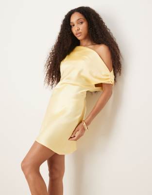ASOS DESIGN - Satin-Minikleid in Buttermilchgelb mit drapiertem One-Shoulder-Träger