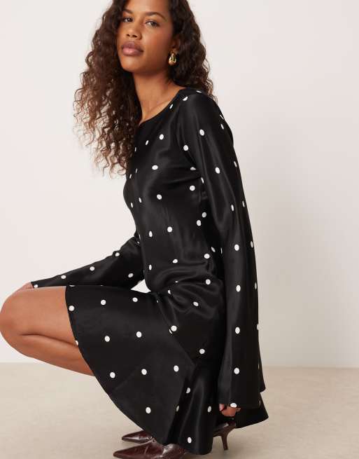 ASOS DESIGN – Satin-Minikleid in Schwarz gepunktet mit ausgestellten Ärmeln, 3 von 4