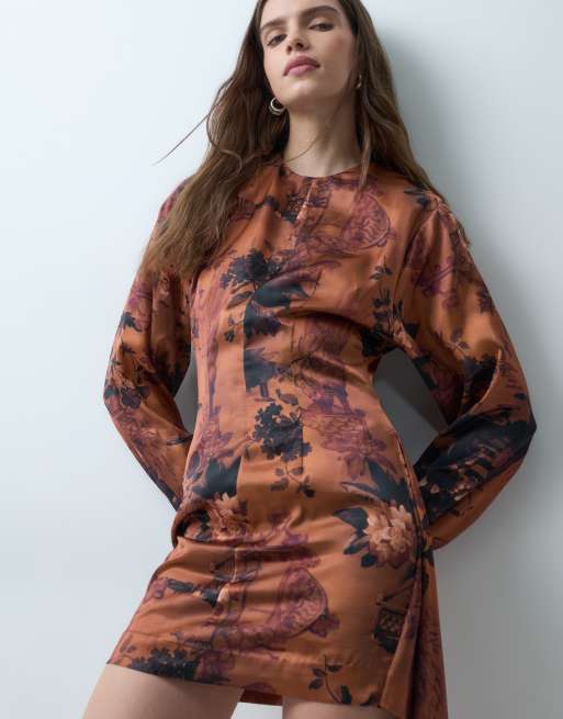 ASOS DESIGN Satin-Minikleid mit langen Ärmeln und Schärpendetail in dunklem Rostrot mit Blumenmuster, 2 von 4