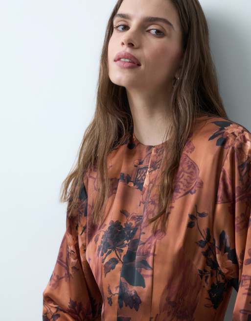 ASOS DESIGN Satin-Minikleid mit langen Ärmeln und Schärpendetail in dunklem Rostrot mit Blumenmuster, 4 von 4