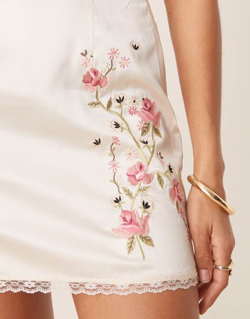 ASOS DESIGN – Satin-Minirock in Cremeweiß mit Stickerei, Kombiteil, 4 von 5