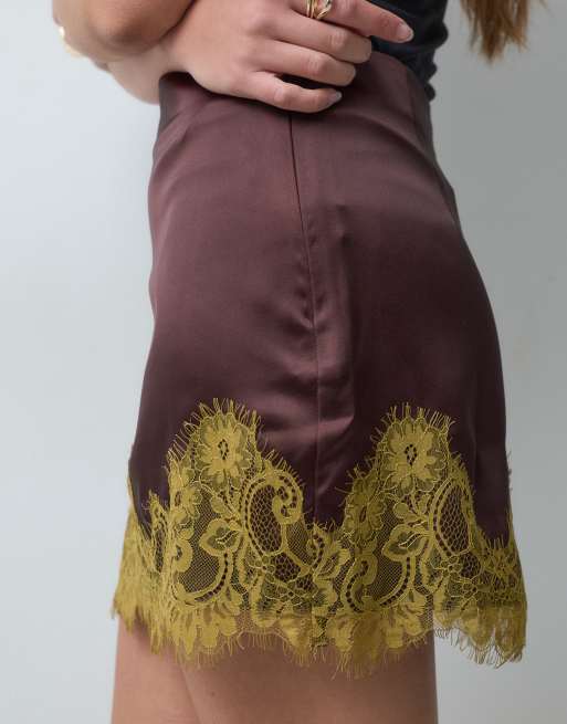 ASOS DESIGN Satin-Minirock in Schokobraun mit kontrastierendem Spitzenbesatz, 4 von 5