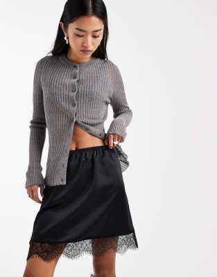 ASOS DESIGN - Satin-Minirock in Schwarz mit Spitzenborte