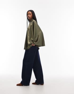 ASOS DESIGN - Satin-Oberteil in dunklem Khaki mit voluminösen Cape-Ärmeln-Brown