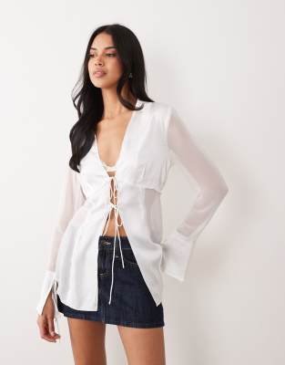 ASOS DESIGN - Satin-Oberteil in Elfenbeinweiß mit gebundener Vorderseite