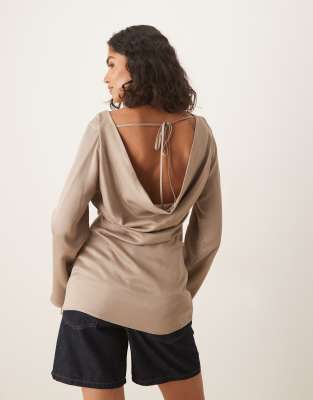 ASOS DESIGN - Satin-Oberteil in Mokka mit Trompetenärmeln und Wasserfallausschnitt hinten-Brown