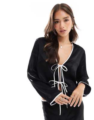 ASOS DESIGN - Satin-Oberteil in Schwarz mit gebundener Vorderseite und Kontrast-Design