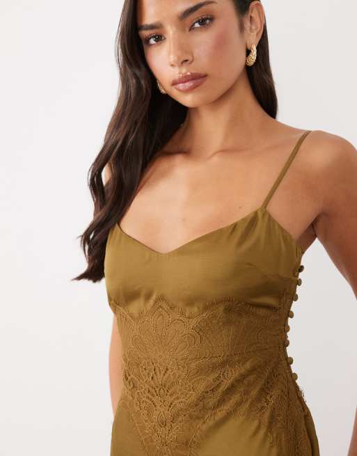 ASOS DESIGN satin- och spetsklänning med smala axelband i maxilängd i olivgrön, 3 av 4