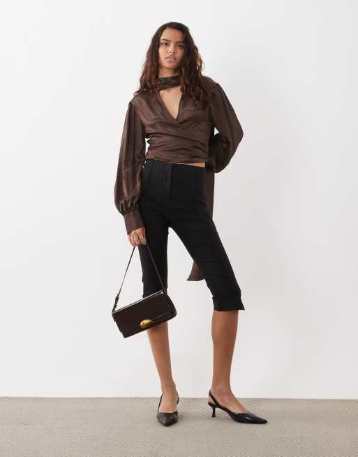 ASOS DESIGN satin omlottblus med scarfdetalj i chokladbrun, 2 av 4