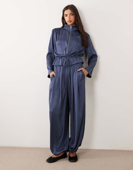 ASOS DESIGN - Indigoblåt sæt med bukser og jakke med lynlås i satin, 2 af 3
