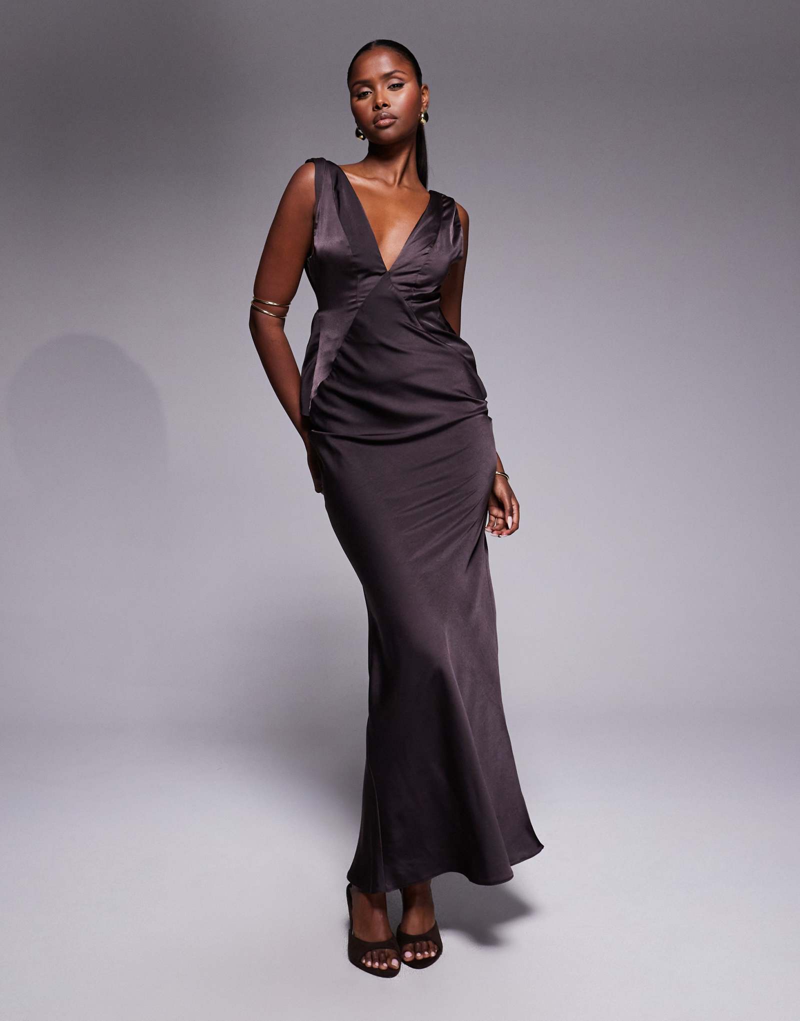 ДИЗАЙНЕРСКОЕ атласное макси-платье ASOS с глубоким вырезом на плечах и глубоким вырезом сзади темно-шоколадного цвета