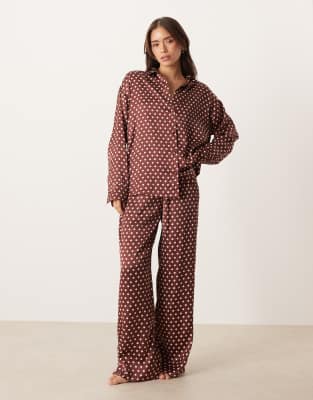 ASOS DESIGN - Satin-Pyjama in Braun mit Polka Dots aus Hemd und Hose-Bunt